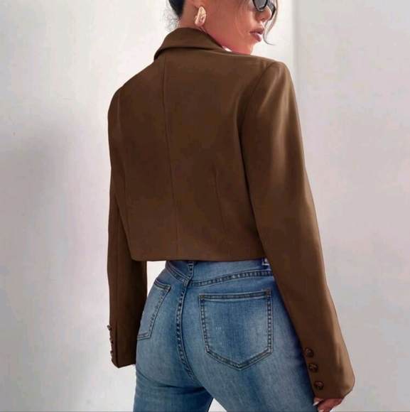 Solid Single Button Crop Blazer - Picture 4 of 4